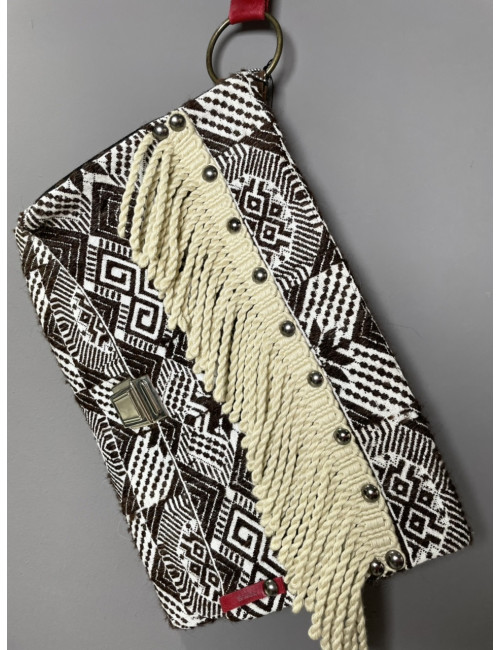 Clutch with bangs 
